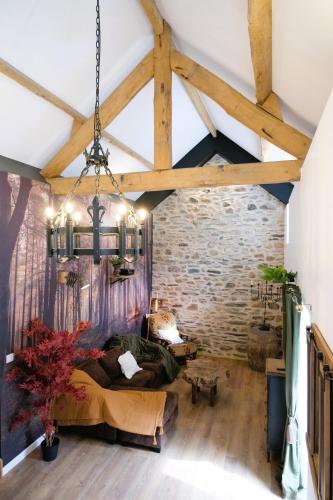 un salon avec un canapé et un mur de briques dans l'établissement Maison de vacances avec SPA, à Martinvast