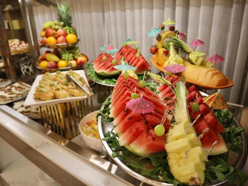a buffet with a bunch of fruits and other foods at شركة المختارة العالمي للخدمات الفندقيه - Al Mukhtara International Hotel in Al Madinah