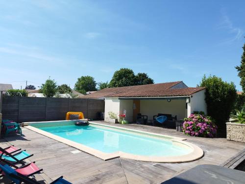une piscine dans l'arrière-cour d'une maison dans l'établissement chezsylvilla, à Saint-Agnant