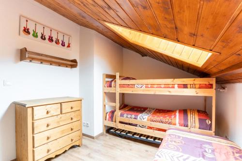 - une chambre avec deux lits superposés et un plafond en bois dans l'établissement Au coeur de la station pour 8 personnes, à Saint-Étienne-en-Dévoluy