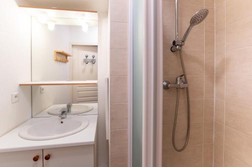 une salle de bain avec un lavabo et une douche dans l'établissement Au coeur de la station pour 8 personnes, à Saint-Étienne-en-Dévoluy