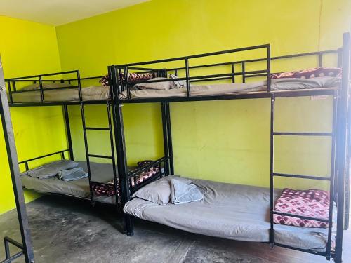 Postel nebo postele na pokoji v ubytování Veda Dormitory