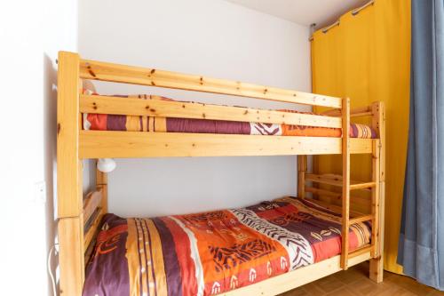 une chambre avec deux lits superposés dans une pièce dans l'établissement La Joue du Loup, appartement pour 4, balcon, à Saint-Étienne-en-Dévoluy