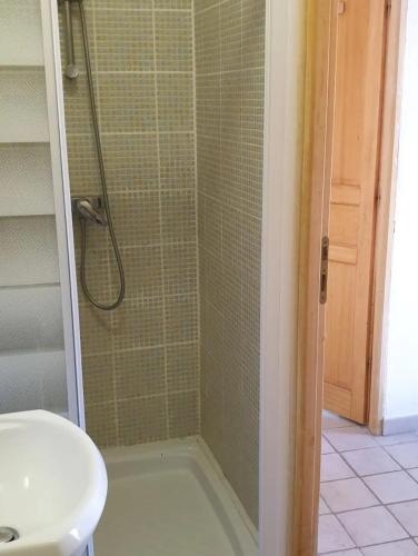 une salle de bain avec douche et lavabo dans l'établissement Maison d artiste, à Collioure