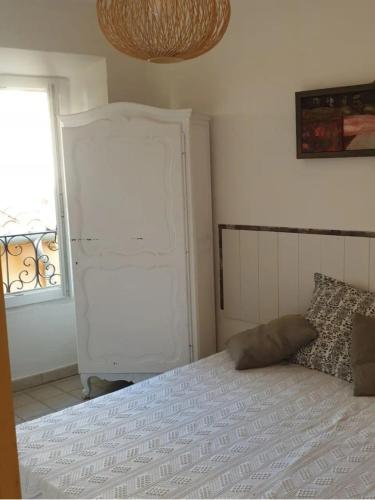 une chambre avec un lit et une fenêtre dans l'établissement Maison d artiste, à Collioure