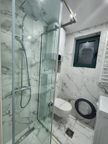 Bilik mandi di Megy Apartment with parking and sea view
