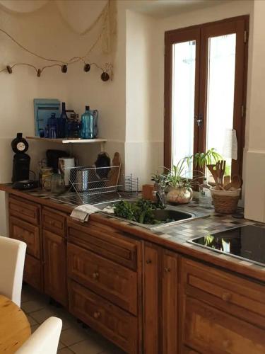 une cuisine avec un évier et un comptoir dans l'établissement Maison d artiste, à Collioure