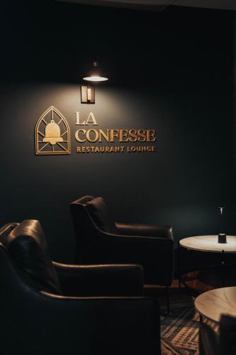 a restaurant with chairs and a sign on the wall at Au Sommet du Lac Magog in Magog-Orford