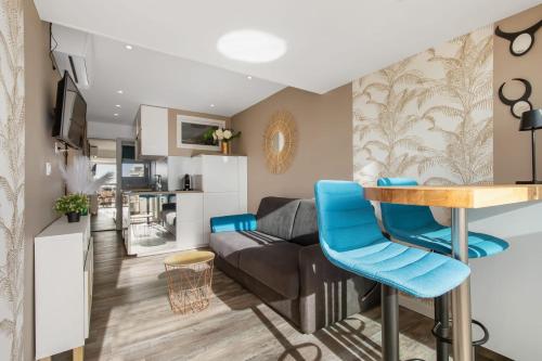 un salon avec un canapé et une table dans l'établissement La Boho plage Port Nature, au Cap d'Agde