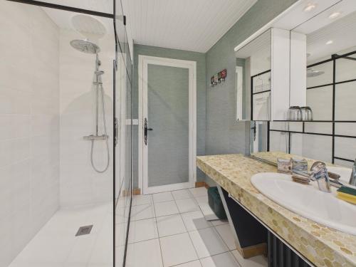 a bathroom with a shower and a sink at Maison pour 10 avec grand jardin à 250m de la mer in Louannec