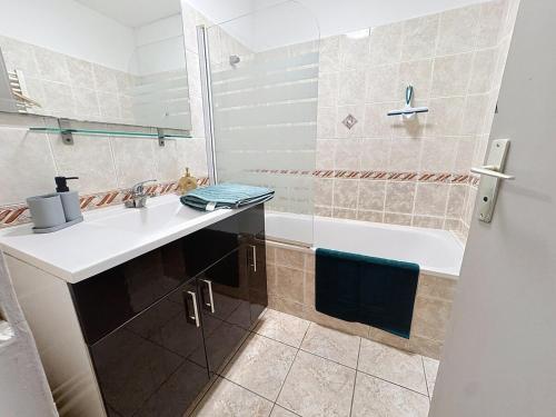 Et badeværelse på Studio accueillant et calme centre ville Tarbes