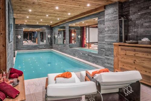 ein Pool in einem Haus in der Unterkunft JAMES TAMG24 - Stunning ski in ski out luxury chalet with indoor pool & cinema in Praz-sur-Arly
