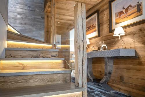 eine Holzhütte mit einem Waschbecken und einer Treppe in der Unterkunft JAMES TAMG24 - Stunning ski in ski out luxury chalet with indoor pool & cinema in Praz-sur-Arly