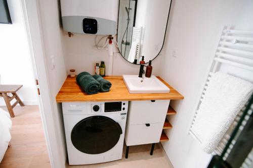 - une buanderie avec un lave-linge et un évier dans l'établissement T1bis cocooning au calme, à Brest