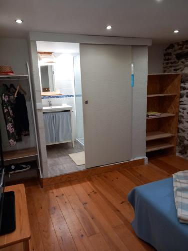 une chambre avec une porte et une chambre avec une cuisine dans l'établissement les cèdres bleus de Joany, à Viviez