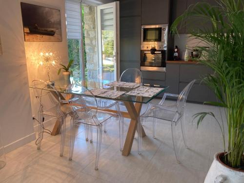 - une table à manger en verre et des chaises dans la cuisine dans l'établissement Villa 14, à Vaison-la-Romaine