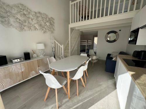 une salle à manger et un salon avec une table et des chaises dans l'établissement Maison moderne à 300 Mètres de la plage, à La Celle-sous-Gouzon