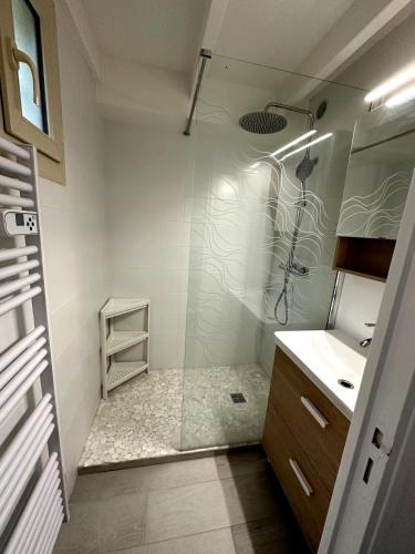 une salle de bain avec douche et lavabo dans l'établissement Maison moderne à 300 Mètres de la plage, à La Celle-sous-Gouzon