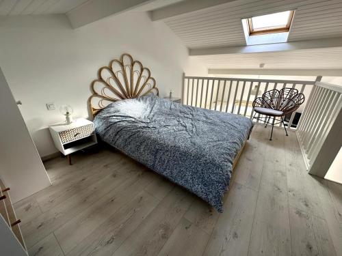 une chambre avec un lit, une table et des chaises dans l'établissement Maison moderne à 300 Mètres de la plage, à La Celle-sous-Gouzon