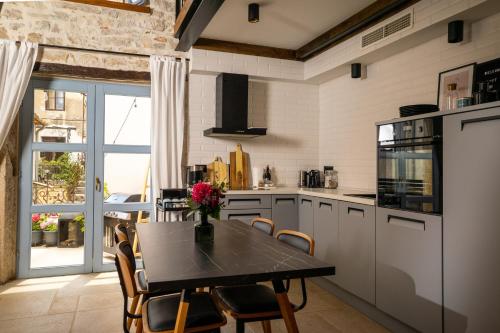 Kuchyň nebo kuchyňský kout v ubytování Loft by Villa di Piazza - a home you won’t forget