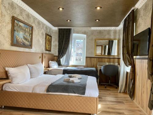 una camera d'albergo con due letti e una scrivania di Hotel Zum Lamm a Garmisch-Partenkirchen