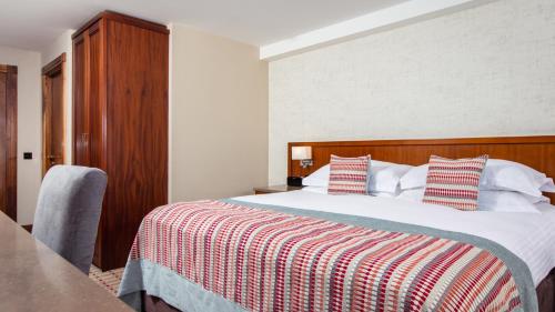Una cama o camas en una habitación de The Stormont Hotel