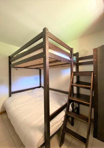 - 2 lits superposés dans un dortoir avec une échelle dans l'établissement Les Monts du soleil, La joue du loup, à La Joue du Loup