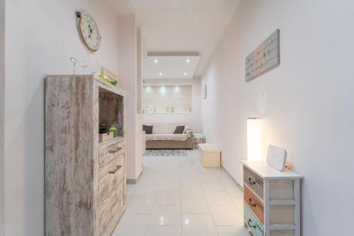 um corredor com uma sala de estar com um sofá em Casa del Mare em Alghero