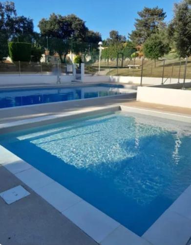 une grande piscine avec de l'eau bleue dans l'établissement Evasion à Meschers - Piscine - Plage - Tennis - Familles, à Meschers-sur-Gironde