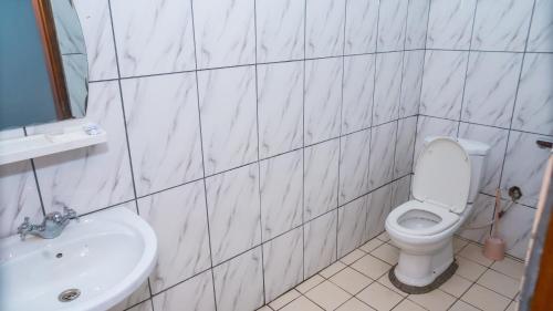Ein Badezimmer in der Unterkunft Hotel Residence Madadjeu