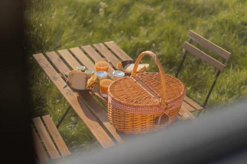 Photo de la galerie de l'établissement Tiny house moderne en pleine nature, à Sainte-Foy-lès-Lyon