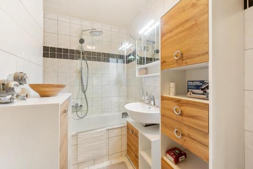 a bathroom with a sink and a shower at Stilvolles City-Apartment mit Balkon & Parkplatz, Nähe Frankfurt in Hanau am Main