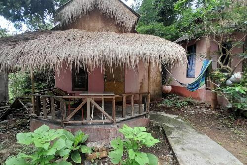 una piccola capanna con tetto di paglia di Bamboo Hut Resort and Restaurant a Ko Man Nai