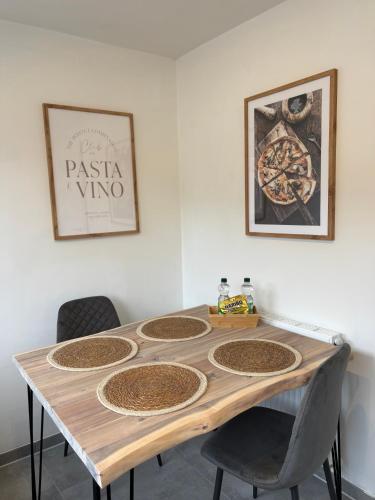 a wooden table with fouragonal plates on it at Große Apartments für Monteure - Dorsten - in Dorsten