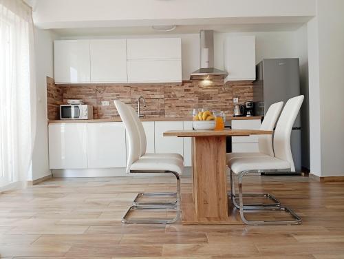 Apartments Villa Odesa with shared pool