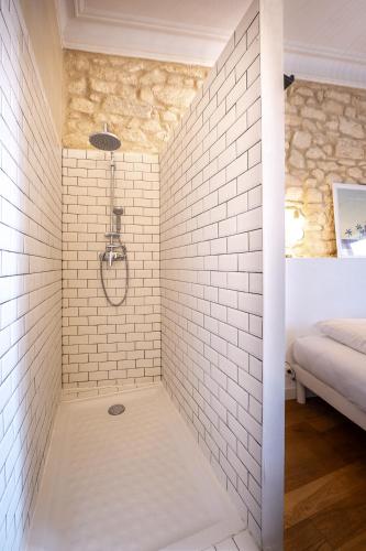 une salle de bain avec douche carrelée de blanc dans l'établissement Le Majorelle, Grand T4, à Montpellier