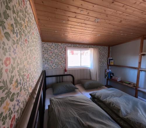 Postel nebo postele na pokoji v ubytování Gezellige Zweedse stuga Dalsland