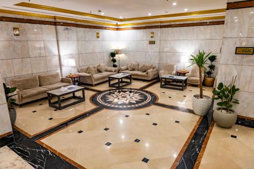 Coin salon dans l'établissement Al Mukhtara Almasi Hotel