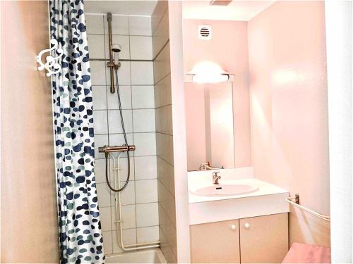 une salle de bain avec un lavabo et une douche dans l'établissement Vue sur le Vieux Port, à La Rochelle