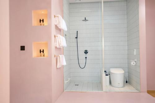 a bathroom with a shower and a toilet at EUPHORIA丨Quiet Garden Quiet Designer Garden Hotel丨Datang Never Sleeps City Big Wild Goose Pagoda Subway Station Branch丨Near the scenic area in Xi'an