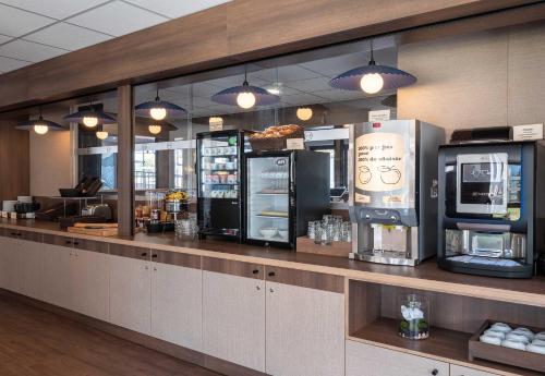 un fast-food avec un comptoir équipé de machines dans l'établissement B&B HOTEL Saint-Pierre-en-Faucigny Bonneville, à Saint Pierre en Faucigny