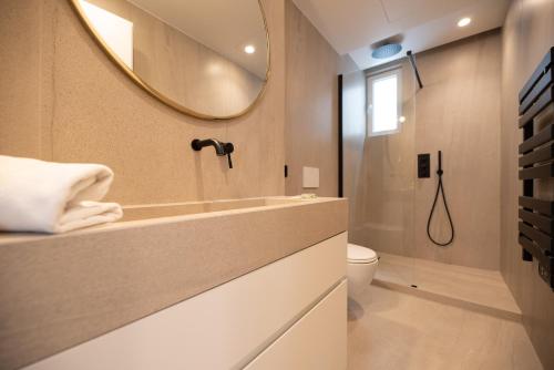 une salle de bain avec un lavabo, des toilettes et un miroir dans l'établissement Flat by River & Bastille, à Paris