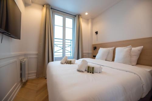 une chambre avec deux lits et une grande fenêtre dans l'établissement Flat by River & Bastille, à Paris