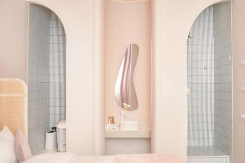 a bathroom with a sink and a mirror at EUPHORIA丨Quiet Garden Quiet Designer Garden Hotel丨Datang Never Sleeps City Big Wild Goose Pagoda Subway Station Branch丨Near the scenic area in Xi'an