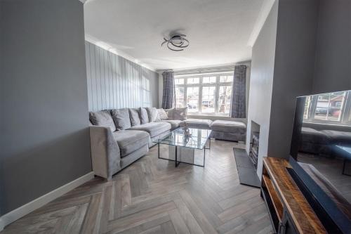 Χώρος καθιστικού στο 5 Bed Gem plus Private Garden Studio