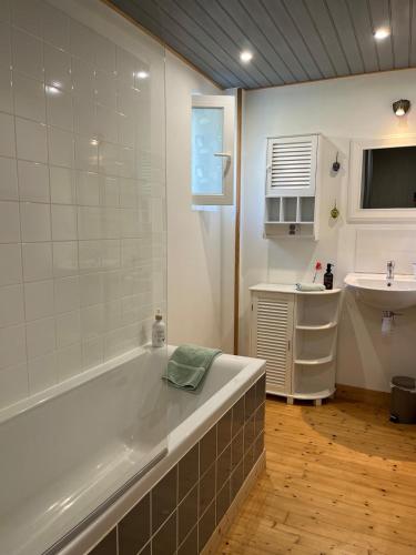 une salle de bain avec une baignoire et un lavabo dans l'établissement A deux pas du port, à Audierne