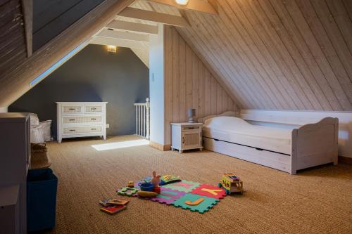- une chambre avec un lit et un jouet pour enfants à l'étage dans l'établissement A deux pas du port, à Audierne