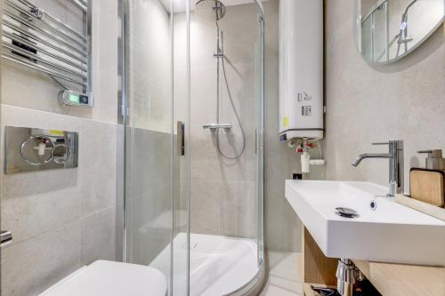 une salle de bain avec une douche, des toilettes et un lavabo dans l'établissement Le Jardin d'Hiver - Superbe et lumineux Studio, à Paris