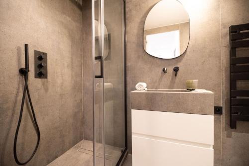 une salle de bain avec une douche, un lavabo et un miroir dans l'établissement Austerlitz & Bastille's Home, à Paris