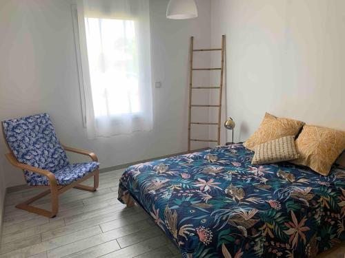 une chambre avec un lit, une chaise et une fenêtre dans l'établissement Maison de vacances avec piscine idéalement située, à Carcans